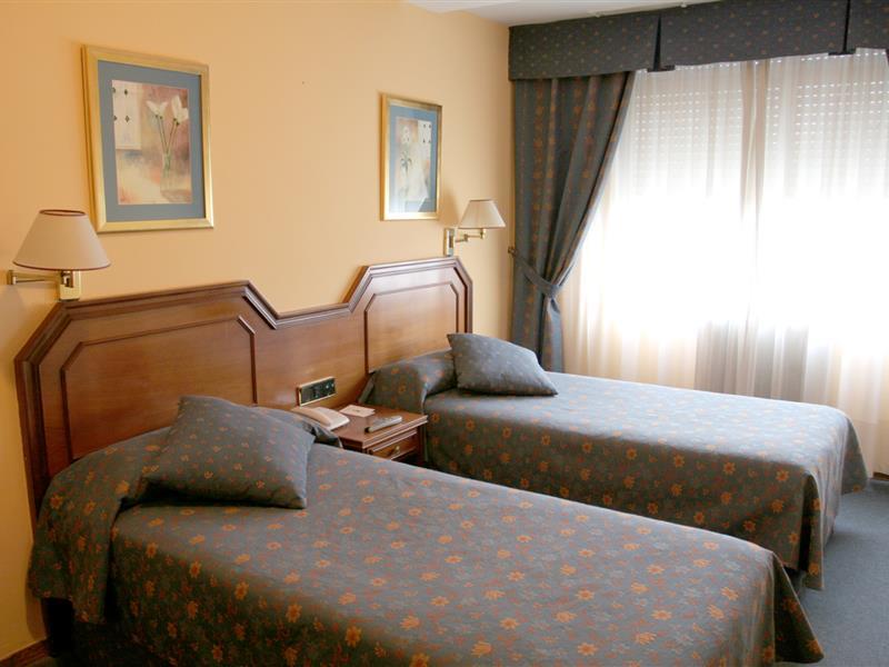 环球酒店 圣地亚哥－德孔波斯特拉 客房 照片